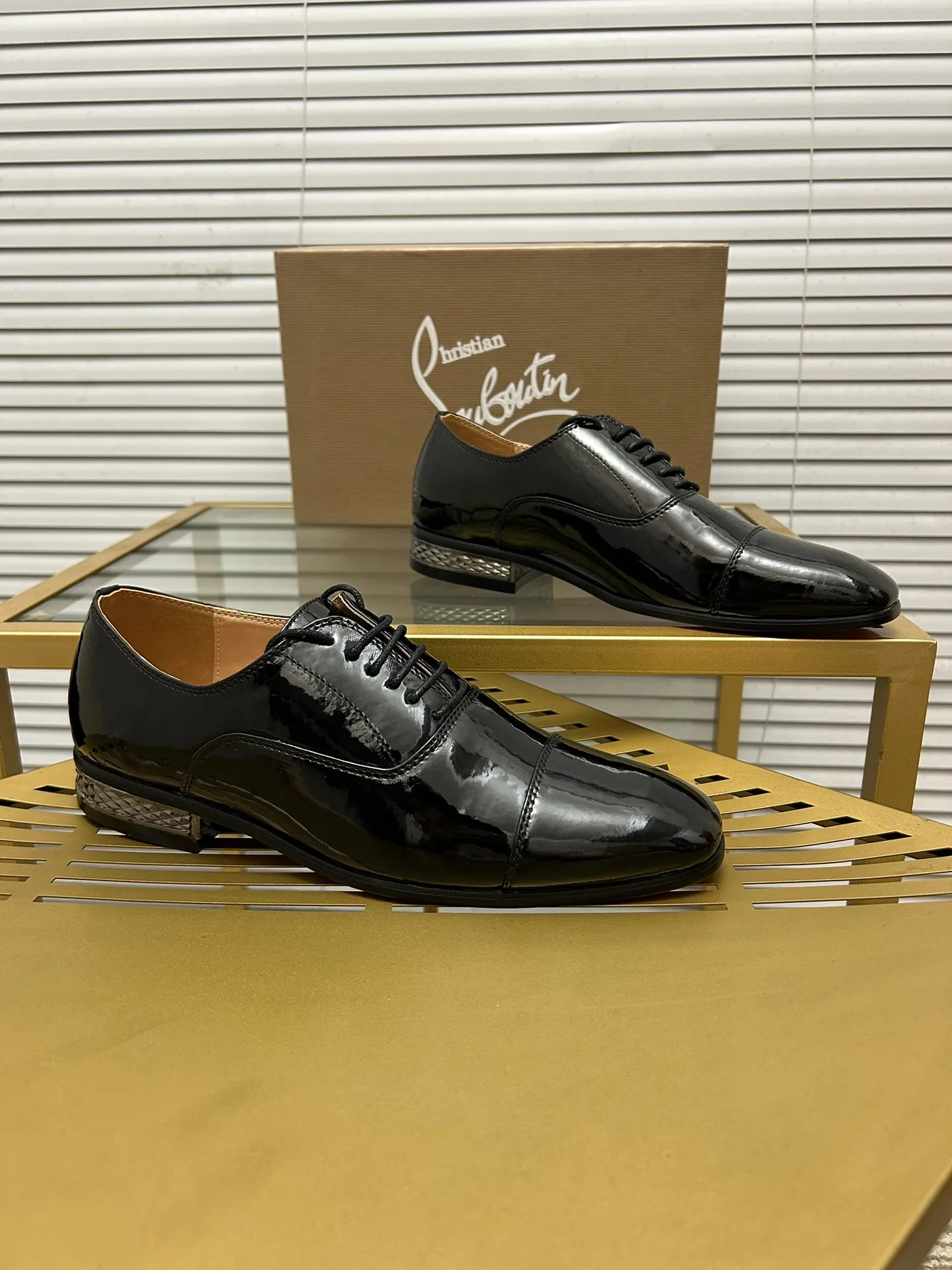 (Customized model) Ex-factory price is 560. christian louboutin (CL red sole shoes) counter series, casual leather shoes for couples 📢 📢 📢 Exclusive hot style release 🎈🎈💪 Movable latex feet 👻 Finished outsole line [Proud] 😝Female 35-40# Male 38#-46, global supply😝 [Top version]: Original imported genuine leather upper, top original leather lining, original molded TPU outsole, original 1:1 detail processing, original shoe last,